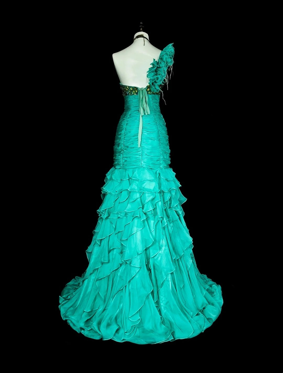 Robe de bal longue vintage sirène asymétrique en mousseline verte années 70, ornée de perles et de plis, N1841