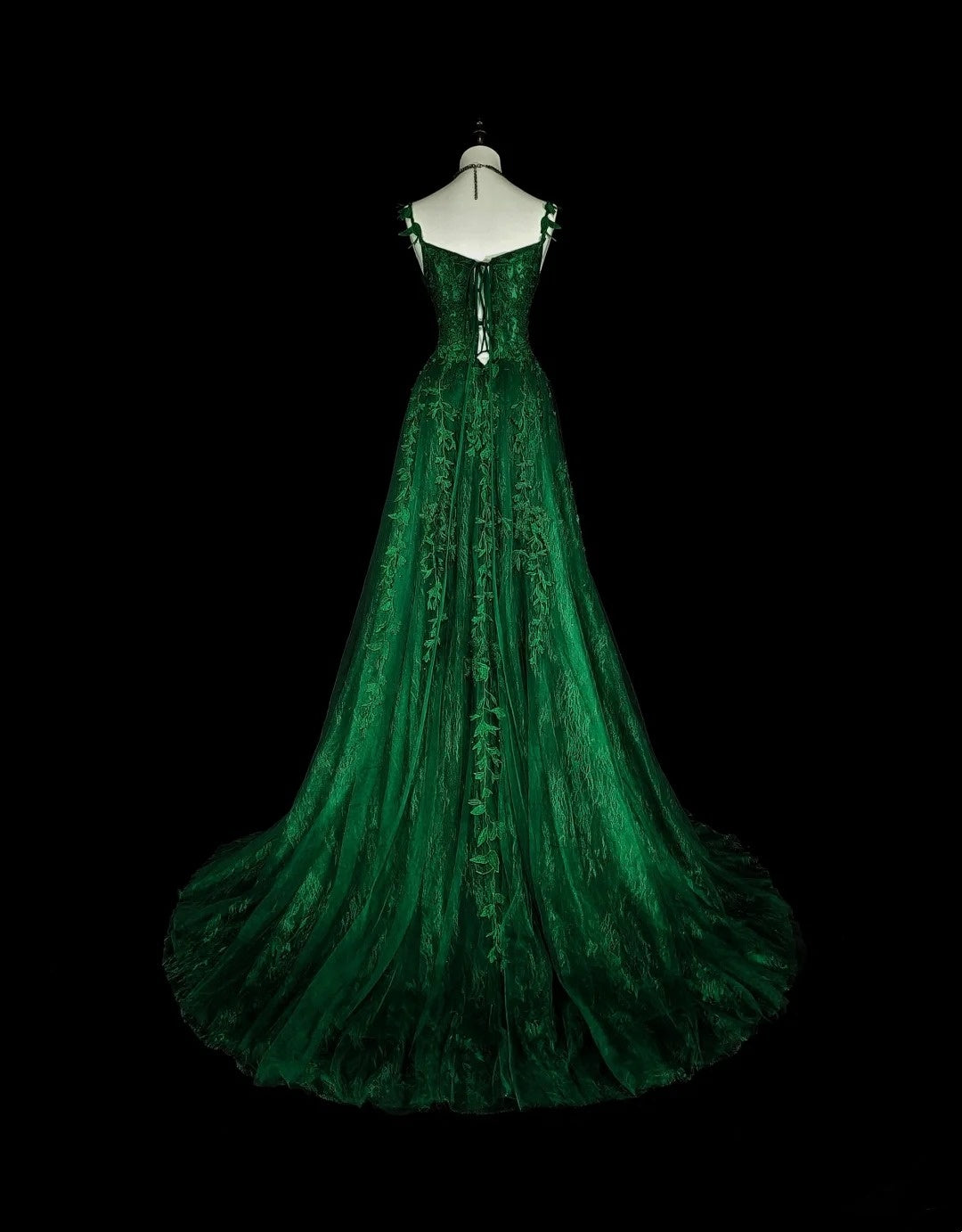 Robe de bal longue N1847, coupe trapèze, bretelles spaghetti, tulle vert foncé orné d'appliqués