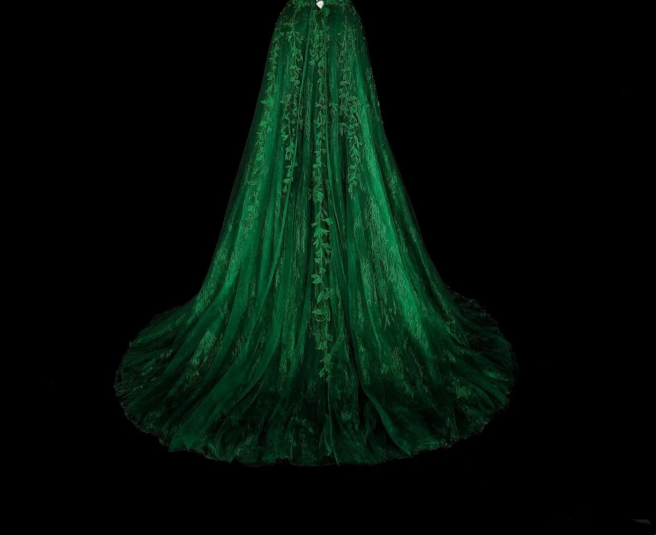 Robe de bal longue N1847, coupe trapèze, bretelles spaghetti, tulle vert foncé orné d'appliqués