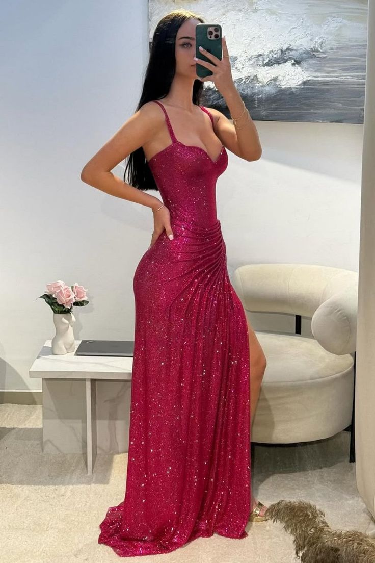 Robe de bal moulante rose fuchsia à paillettes 2026, décolleté cœur, bretelles spaghetti, fronces et fente latérale, modèle AB494