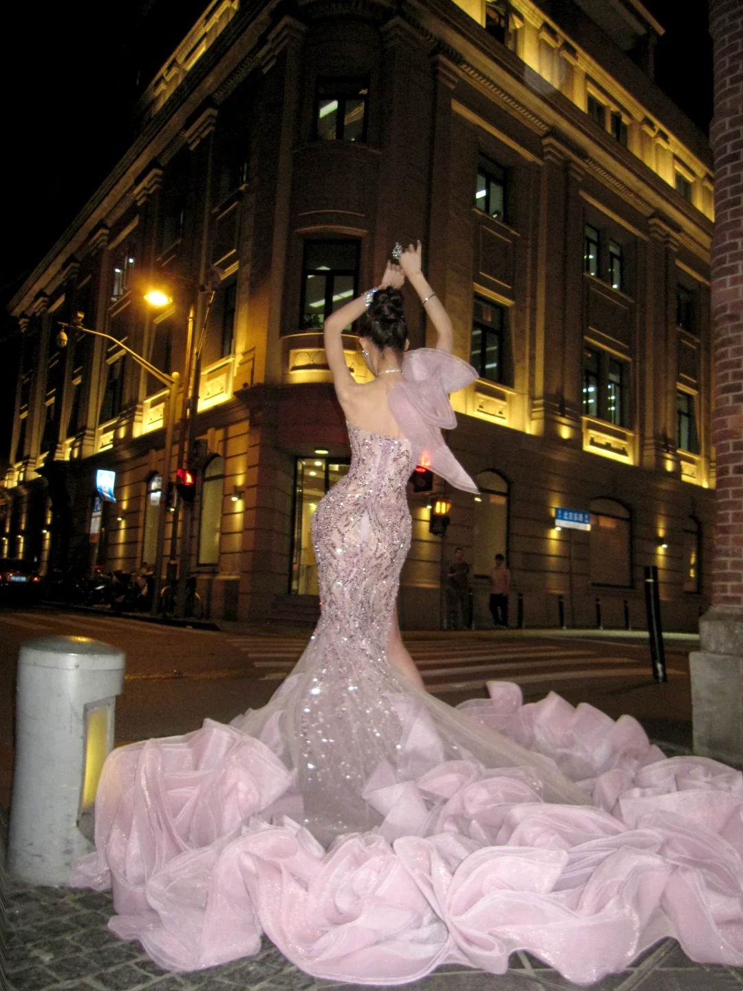 Neues Meerjungfrauen-Abendkleid mit One-Shoulder-Ausschnitt, rosa, mehrlagig, ästhetisch, langes Abschlussballkleid N078