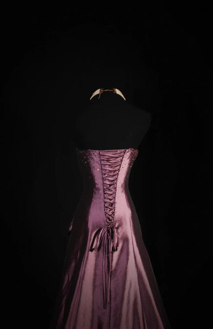 Robe de bal trapèze en satin à décolleté cœur, ornée de perles, N777