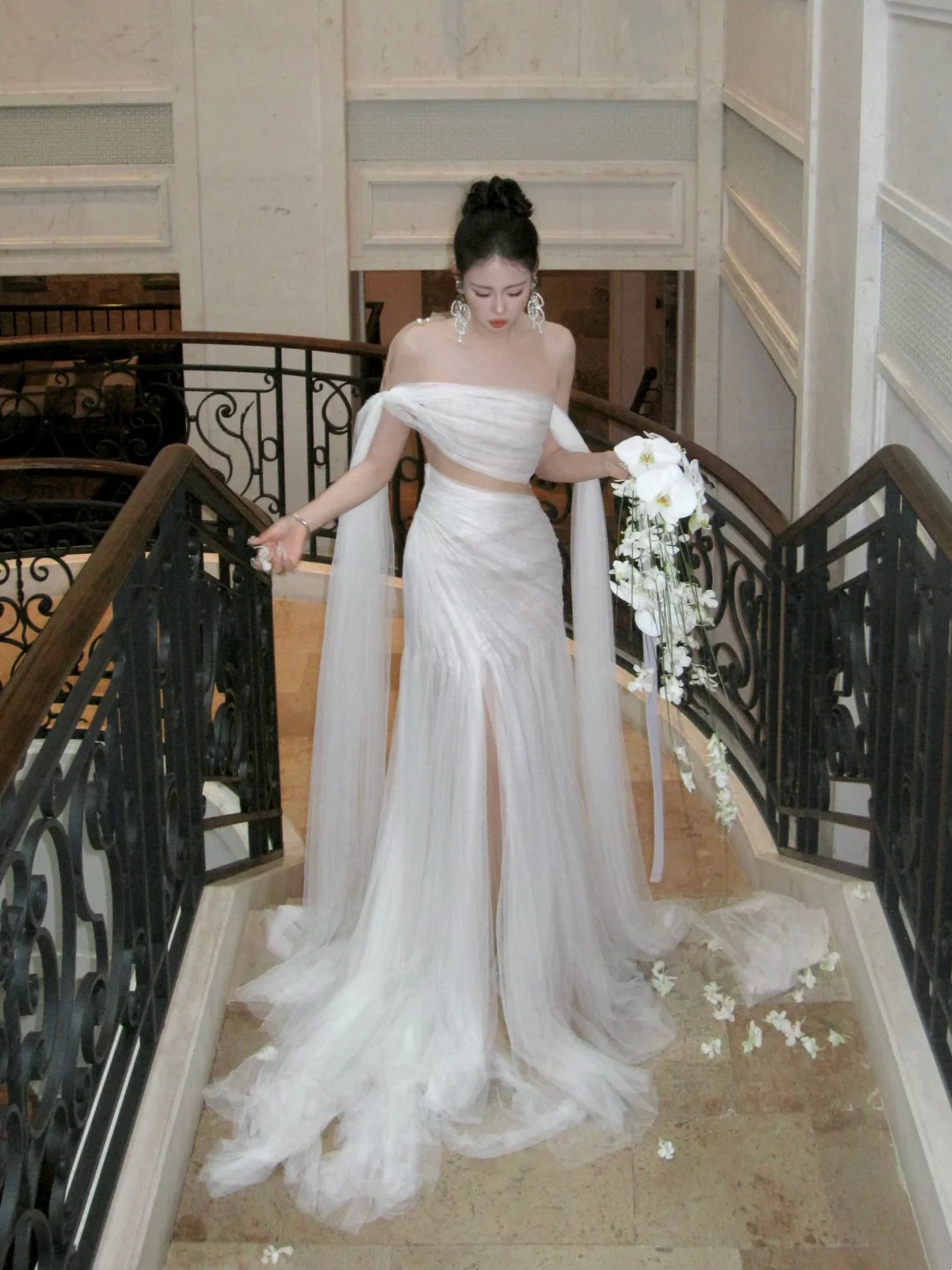 Schlichtes, schulterfreies Meerjungfrauen-Brautkleid aus weißem Tüll mit Falten und Raffungen – ein märchenhaftes Brautkleid (Modell N066)