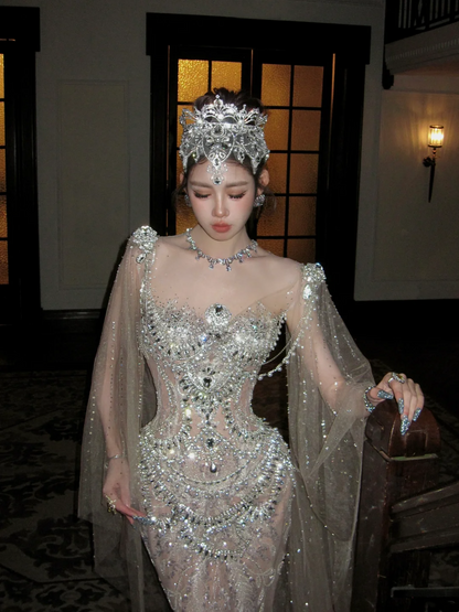 Glitzerndes Meerjungfrauen-Brautkleid mit silbernen Pailletten, langer Schleppe und Cape – Märchenhaftes Brautkleid N067