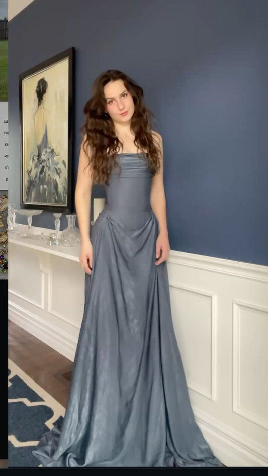 Robe de bal longue grise plissée à fines bretelles et coupe trapèze, modèle AB590
