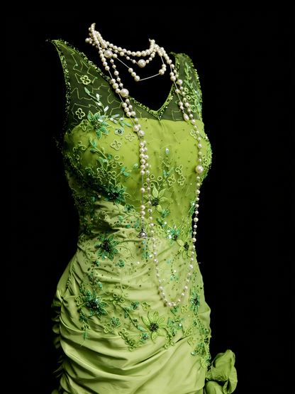 Robe de bal longue sirène vintage années 90 en satin vert bourgeon ornée de perles, col en V, référence N1385