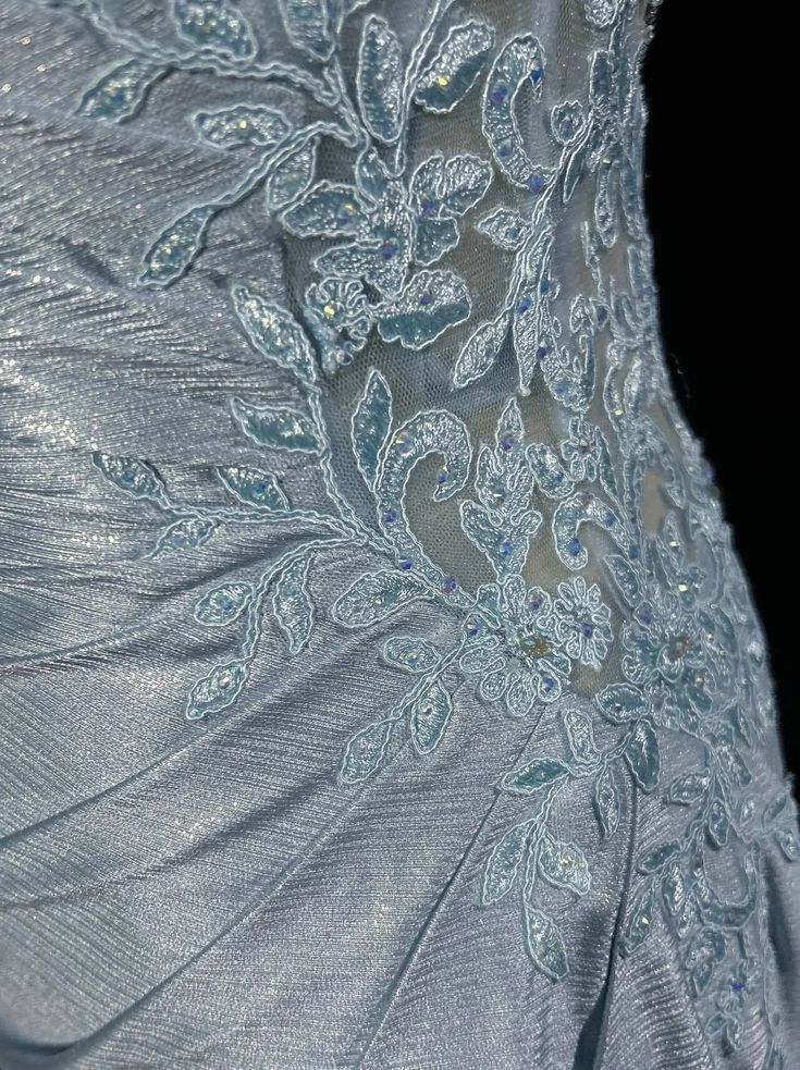 Elegantes blaues Spaghettiträger-Abendkleid mit plissiertem Herzausschnitt, sexy rückenfreiem Meerjungfrauenschnitt und perfekter Silhouette für Promi-Bankette und Abendveranstaltungen AB987