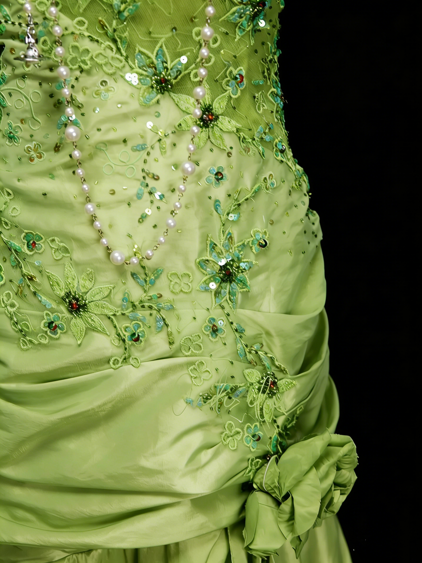 Robe de bal longue sirène vintage années 90 en satin vert bourgeon ornée de perles, col en V, référence N1385