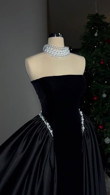 Robe de soirée longue élégante en velours bordeaux, coupe trapèze, sans bretelles, ornée de perles, idéale pour l'hiver, les bals de promo et les dîners. Référence : AB2091
