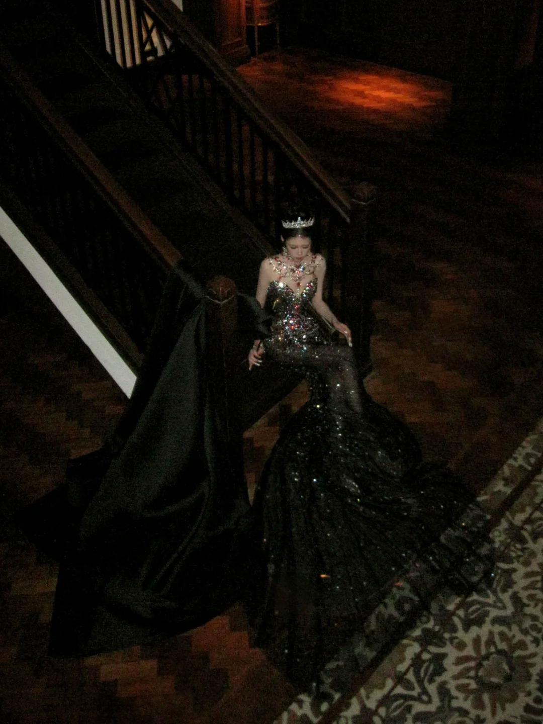 Robe de bal longue sirène à col montant, sequins noirs et perles, ornée de pierres précieuses, idéale pour un 20e anniversaire (AB2406)