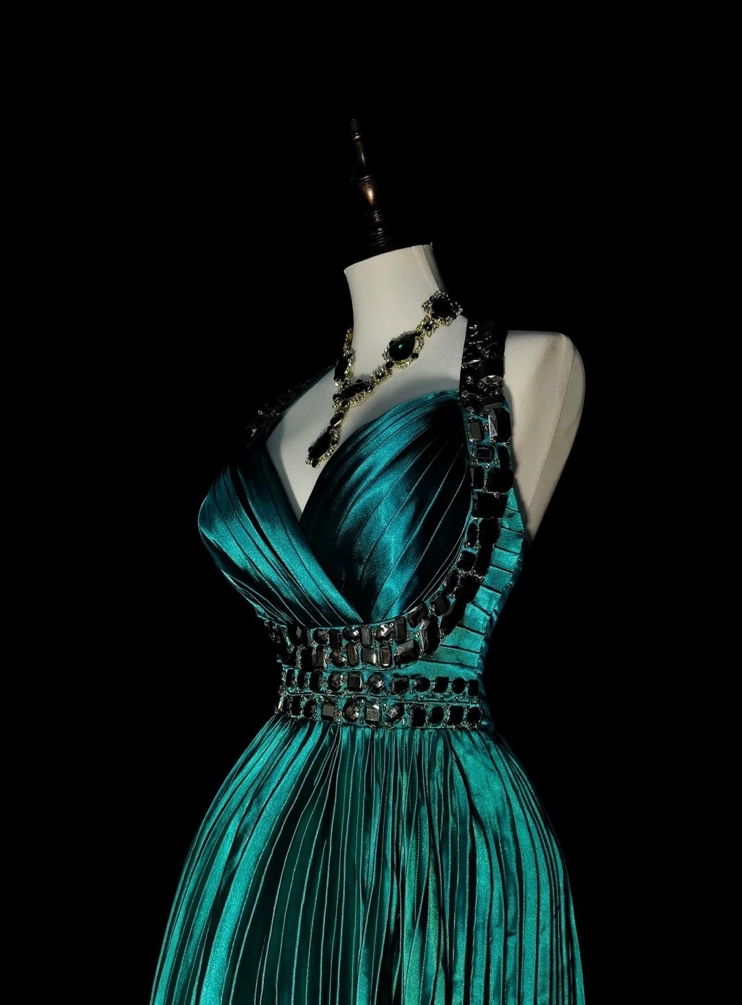 Vintage A-Linien-Neckholder-Abendkleid aus grünem Satin mit Rüschen und Perlenstickerei, ärmellos, 70er-Jahre-Stil, langes formelles Abendkleid N1479