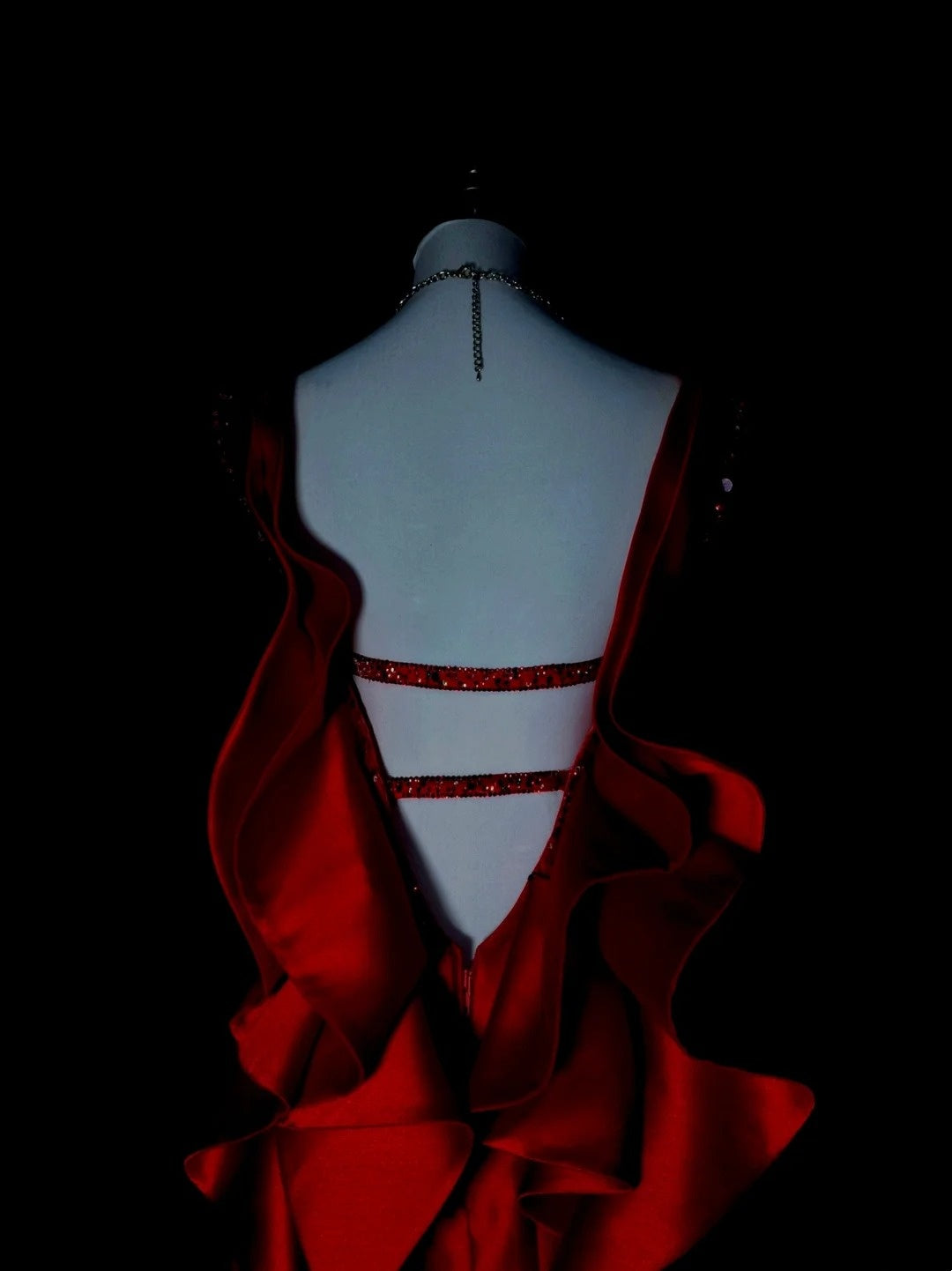 Robe de bal longue rouge vintage sirène à fines bretelles et perles, sans manches, style années 80, référence N1476