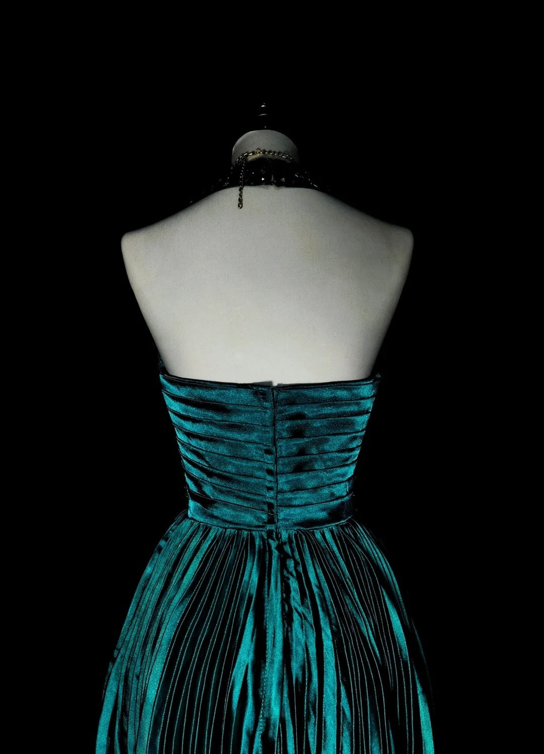 Vintage A-Linien-Neckholder-Abendkleid aus grünem Satin mit Rüschen und Perlenstickerei, ärmellos, 70er-Jahre-Stil, langes formelles Abendkleid N1479