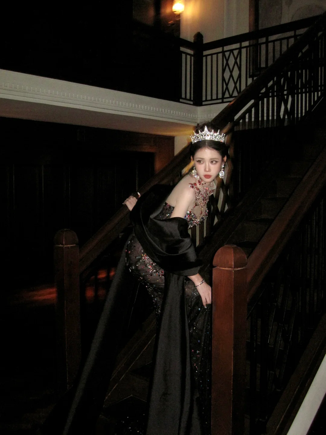 Robe de bal longue sirène à col montant, sequins noirs et perles, ornée de pierres précieuses, idéale pour un 20e anniversaire (AB2406)