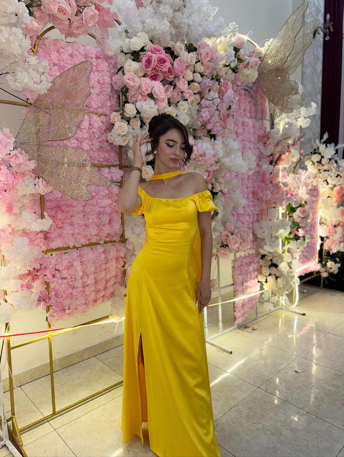Magnifique robe de bal jaune fourreau en satin, épaules dénudées, fente haute et foulard inclus AB190
