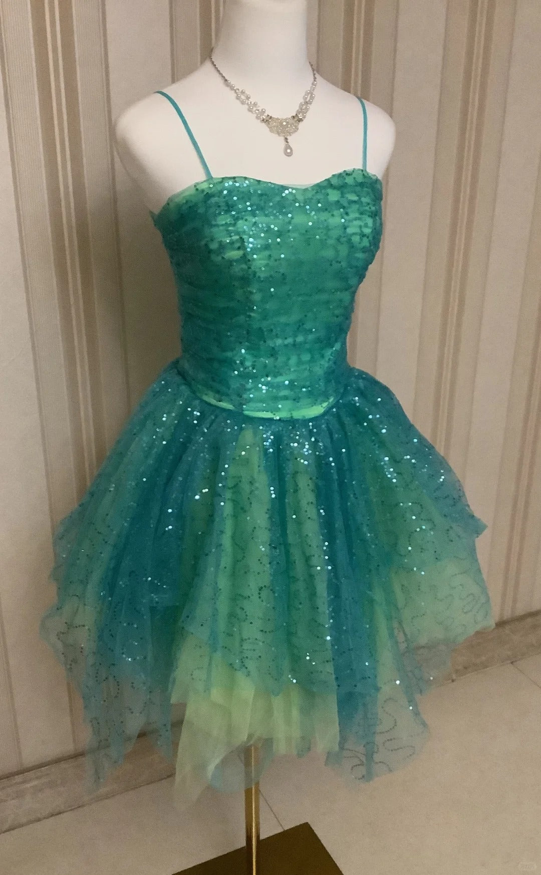 Niedliches Ballkleid mit Spaghettiträgern, grünem Tüll, kurzes Mini-Partykleid, Cocktail-Heimkehrkleider N4199