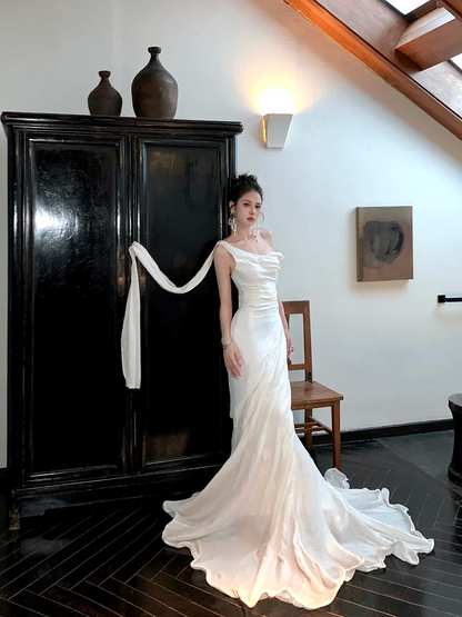 Robe de mariée blanche sirène simple à une épaule avec traîne, robe de mariée de conte de fées N064