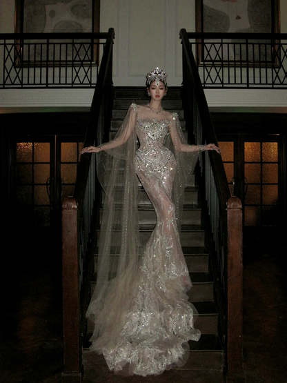 Glitzerndes Meerjungfrauen-Brautkleid mit silbernen Pailletten, langer Schleppe und Cape – Märchenhaftes Brautkleid N067