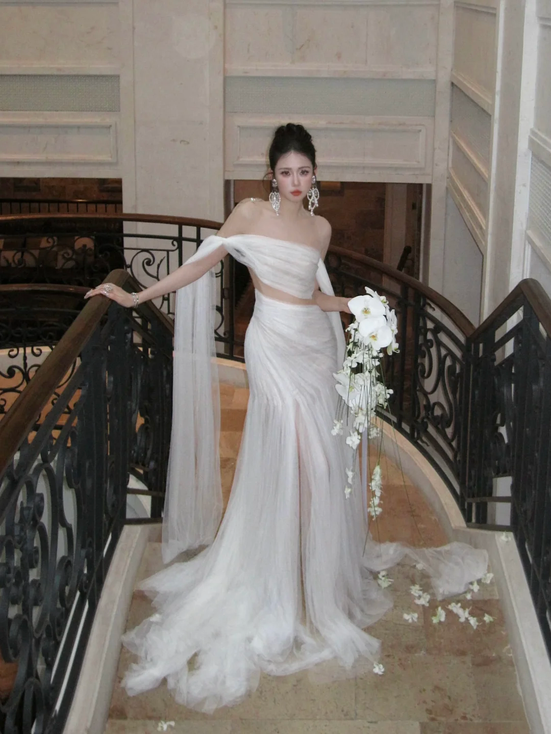 Schlichtes, schulterfreies Meerjungfrauen-Brautkleid aus weißem Tüll mit Falten und Raffungen – ein märchenhaftes Brautkleid (Modell N066)