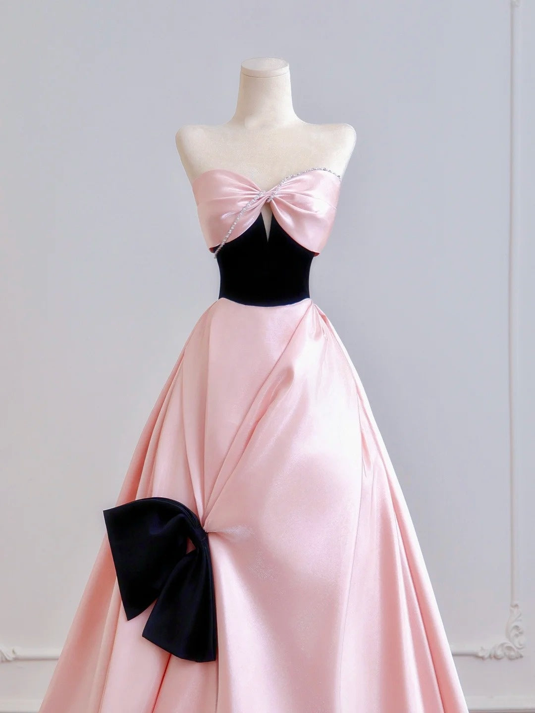 Zeitloses Ballkleid mit Herzausschnitt, langes, rosa Satin-Abendkleid, Inspiration für Partykleider N400