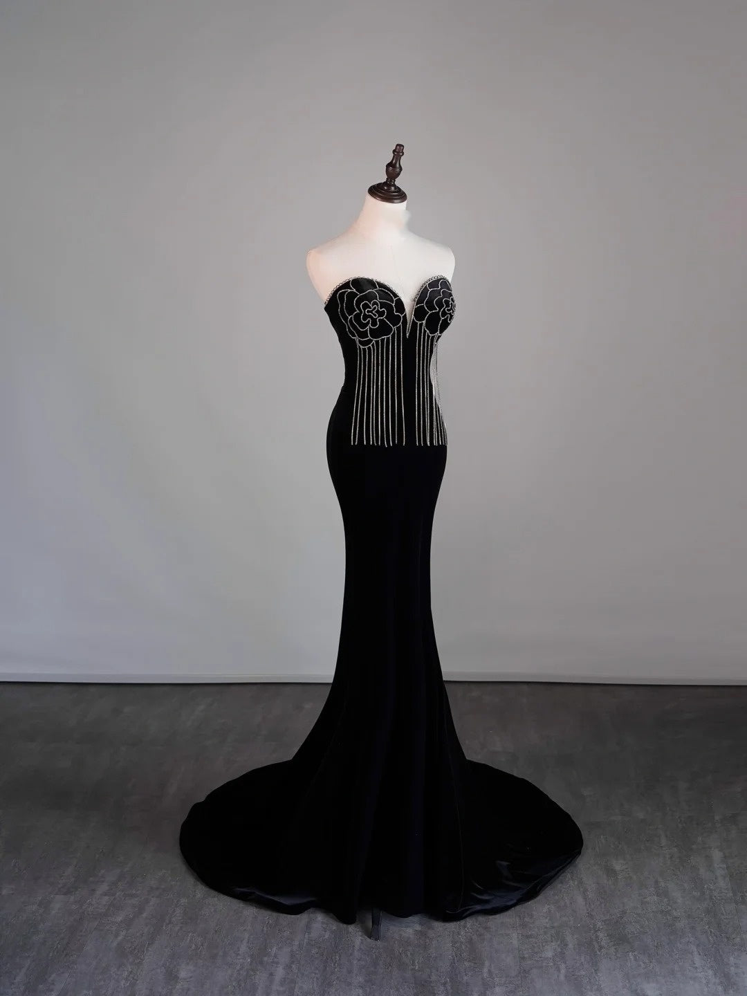 Robe de soirée sirène modeste en velours noir à décolleté cœur pour adolescentes, idéale pour le bal de fin d'année (N1178)