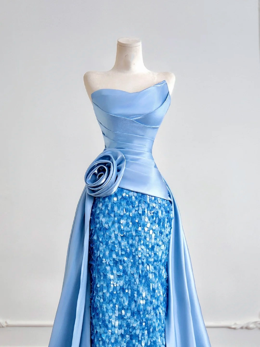 Luxuriöses, trägerloses Meerjungfrauen-Abendkleid aus blauem Satin mit Pailletten, langes formelles Abendkleid für Geburtstagsfeiern N381