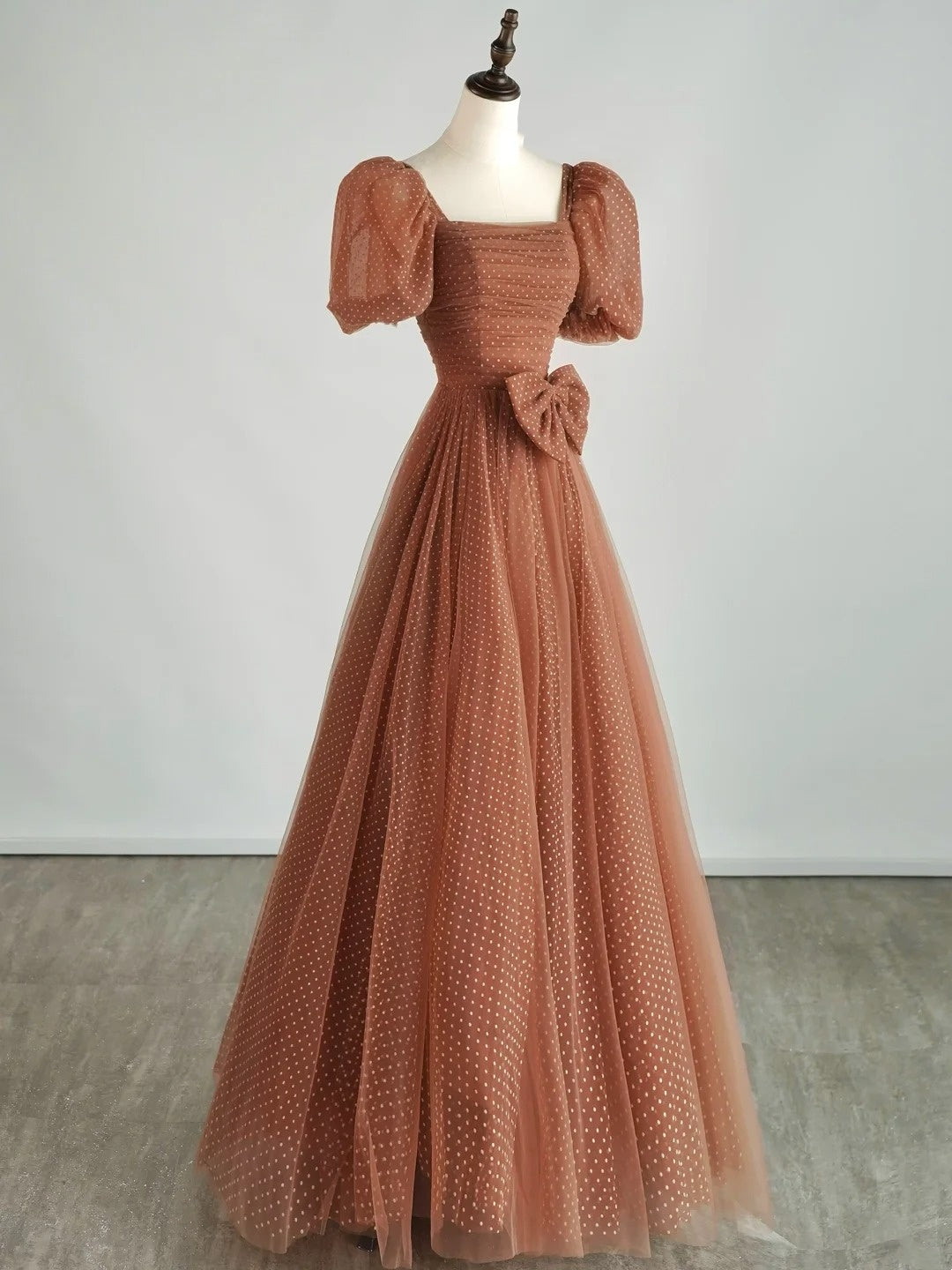 Robe de bal modeste en tulle à pois, col carré et coupe trapèze, inspiration robe de princesse N765