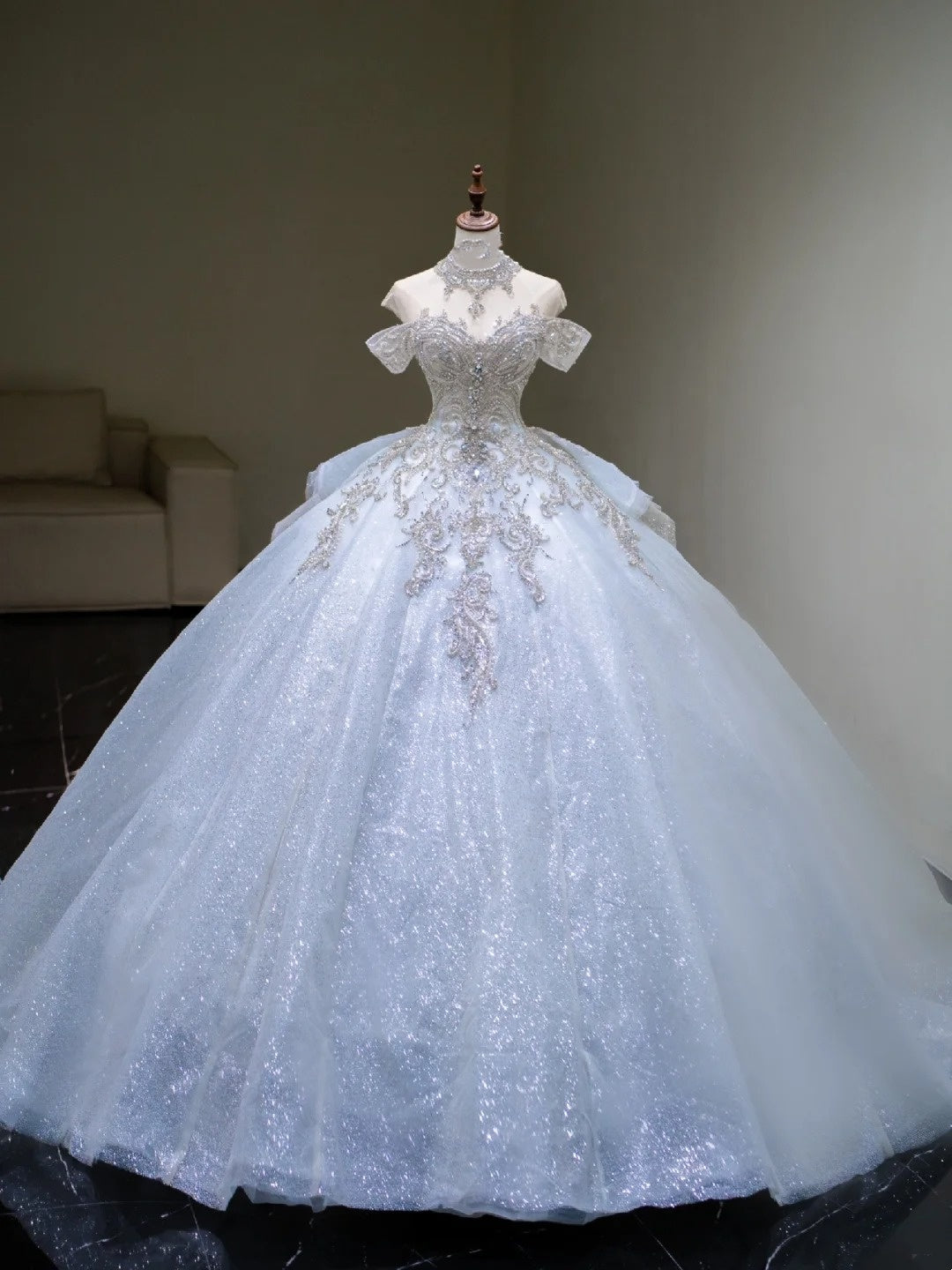 Robe de mariée princesse, robe de bal épaules dénudées, bleu ciel clair, paillettes et sequins, corsage orné d'appliqués, robe de mariée cintrée N644