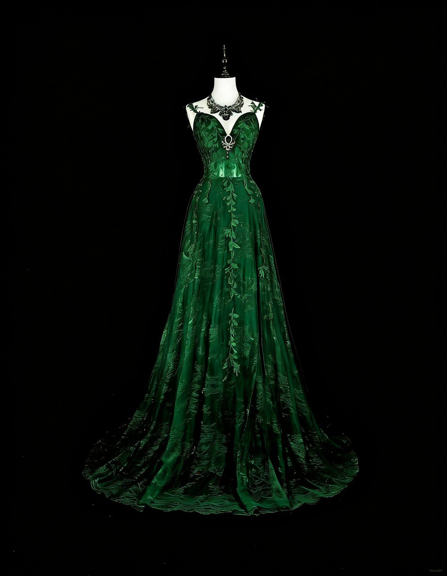 Robe de bal longue N1847, coupe trapèze, bretelles spaghetti, tulle vert foncé orné d'appliqués