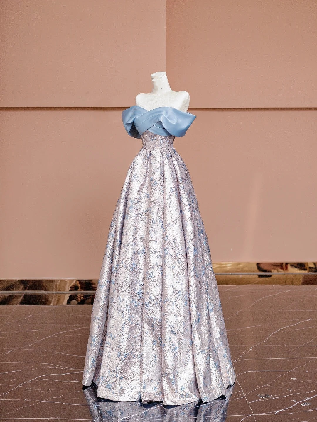 Magnifique robe de soirée bleue en satin, coupe trapèze, épaules dénudées et manches longues, idéale pour les bals de fin d'année (N726).