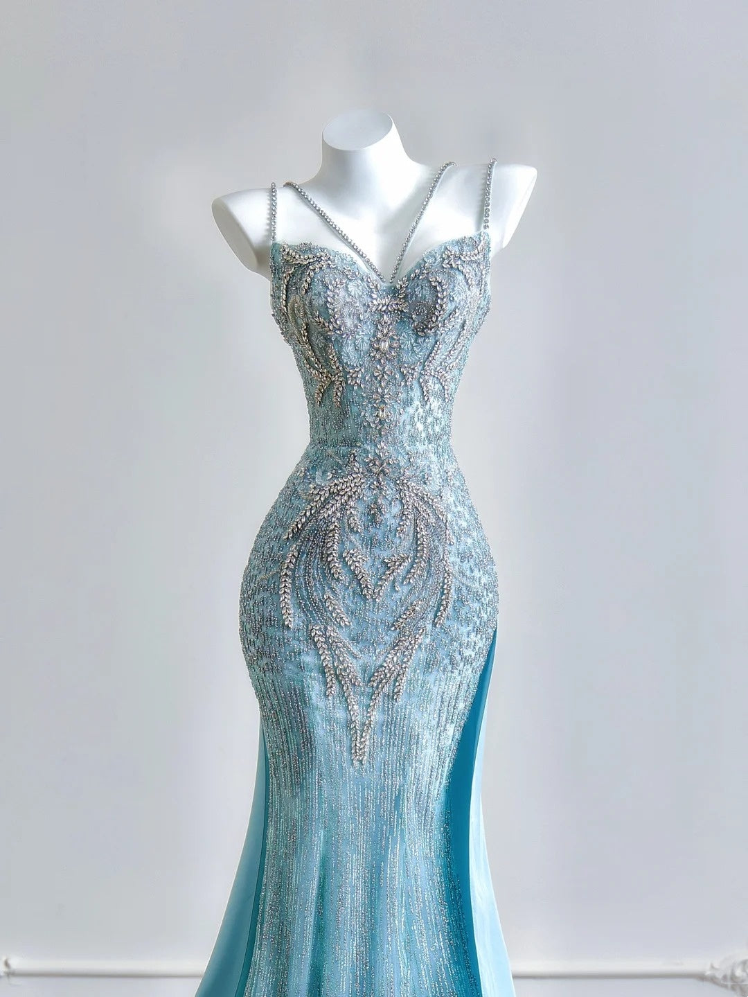 Robe de bal longue sirène bleue à fines bretelles et perles argentées, ornée de perles, idéale pour les soirées formelles et les fêtes d'anniversaire (N380)
