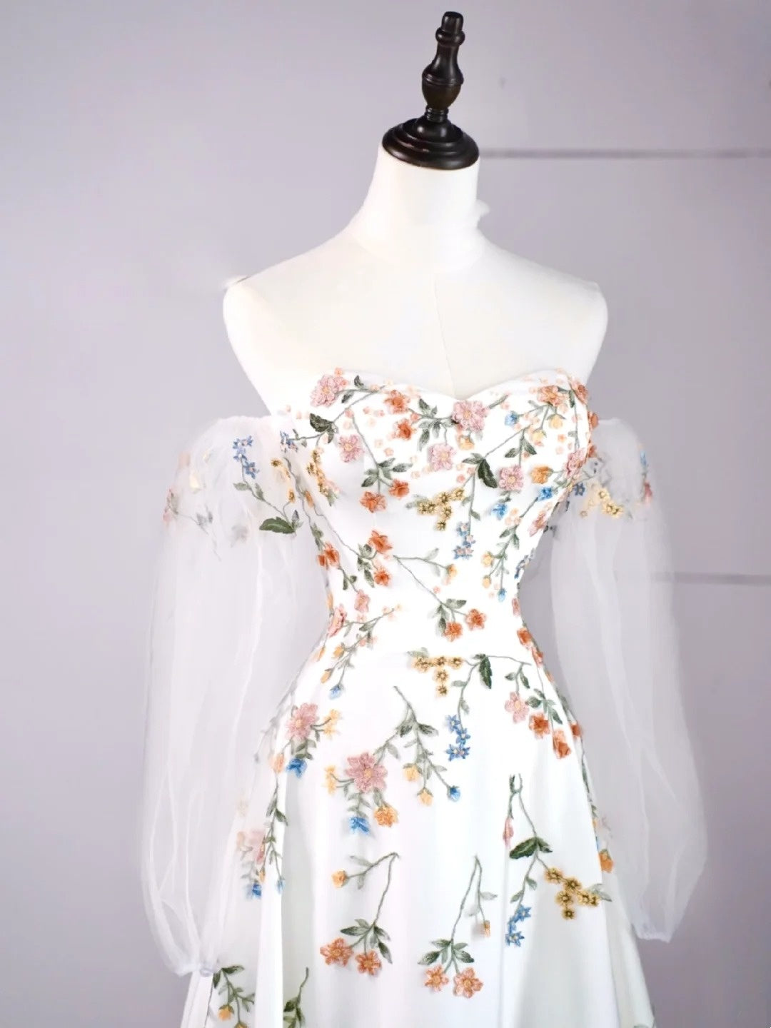 Elegantes, weißes College-Kleid in A-Linie mit herzförmigem Ausschnitt, Blumenmuster und langen Ärmeln – ideal für Teenager, zum Abschlussball oder als Ballkleid (N1172)