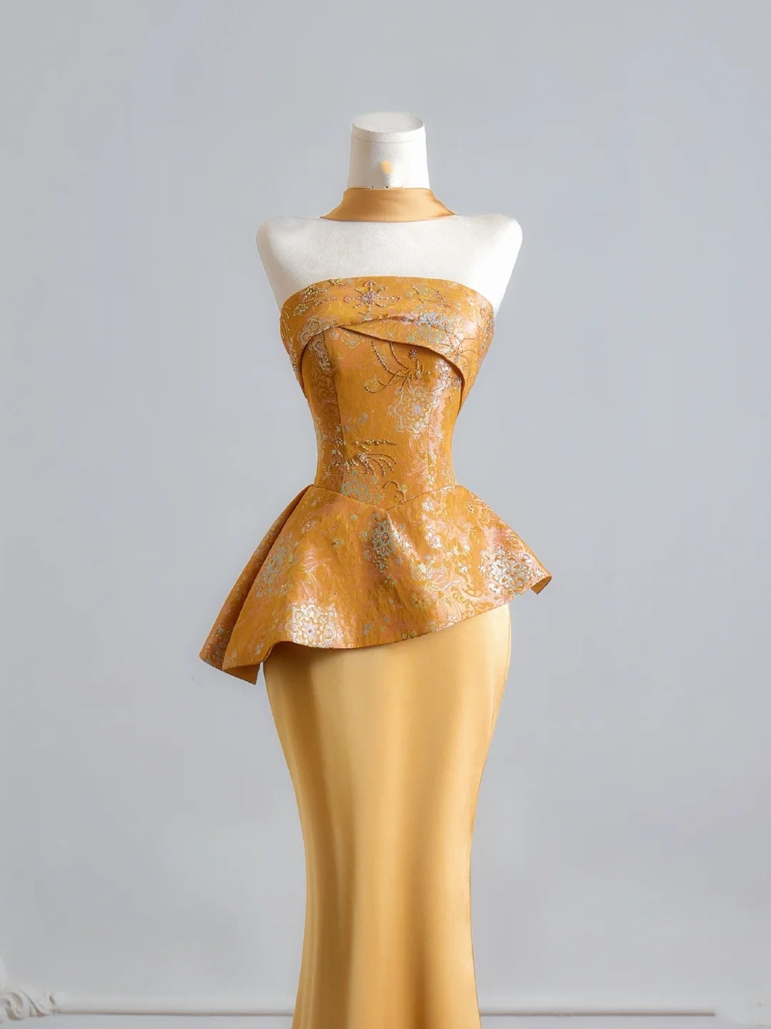 Robe de bal longue sirène romantique dorée sans bretelles avec foulard, idéale pour un 18e anniversaire (N398)