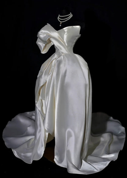 Klassisches Brautkleid, Ballkleid, Herzausschnitt, Satin, asymmetrischer Saum, figurbetontes Brautkleid AB2533