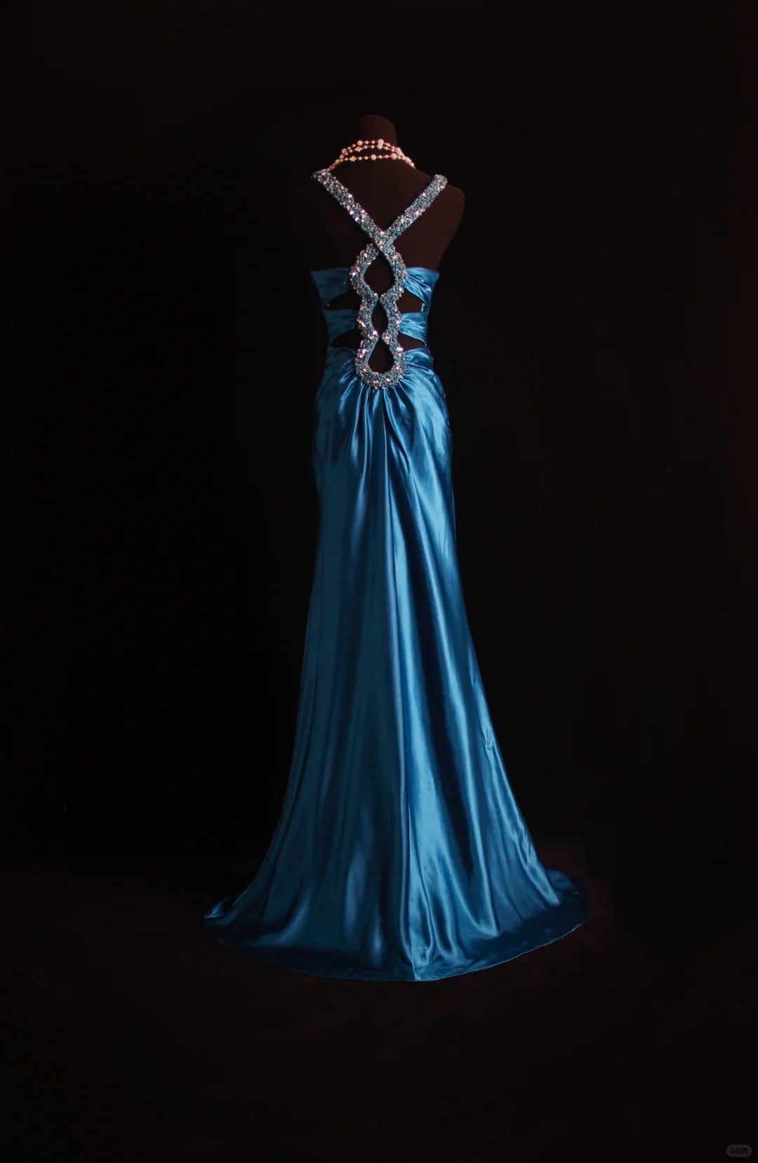 Retro Meerjungfrauen-Neckholderkleid aus türkisblauem Satin im Stil der 2000er Jahre – Inspiration für Outfits zum 18. Geburtstag – Festliches Kleid N498