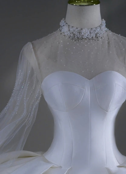 Zeitloses Brautkleid, Ballkleid, hochgeschlossen, Satin, Perlenbesatz, kurze Schleppe, figurbetontes langes Brautkleid AB2521