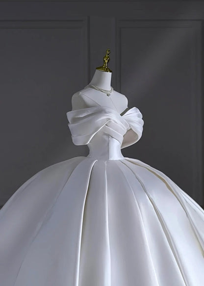 Zeitloses Brautkleid, Ballkleid, schulterfrei, Satin, plissiert, kurze Schleppe, figurbetontes langes Brautkleid AB2524