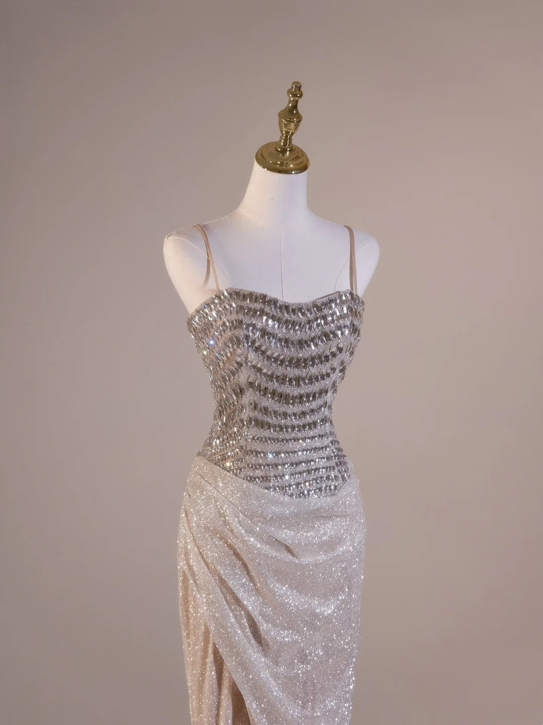 Sexy Meerjungfrauen-Abendkleid mit Spaghettiträgern, Champagner, Perlenstickerei, Schlitz und Wickeloptik – ein beeindruckendes Outfit für den 19. Geburtstag (Abendkleid N238).