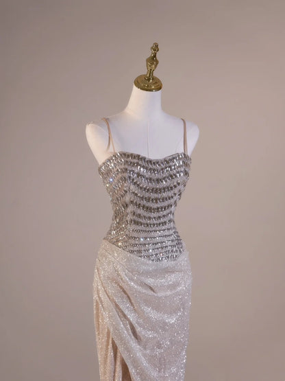Sexy Meerjungfrauen-Abendkleid mit Spaghettiträgern, Champagner, Perlenstickerei, Schlitz und Wickeloptik – ein beeindruckendes Outfit für den 19. Geburtstag (Abendkleid N238).