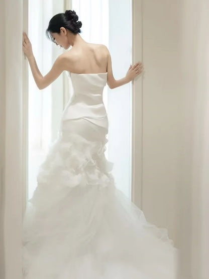 Schlichtes Brautkleid im Meerjungfrauenstil, trägerlos, weiß, ärmellos, plissiert, figurbetont, N229