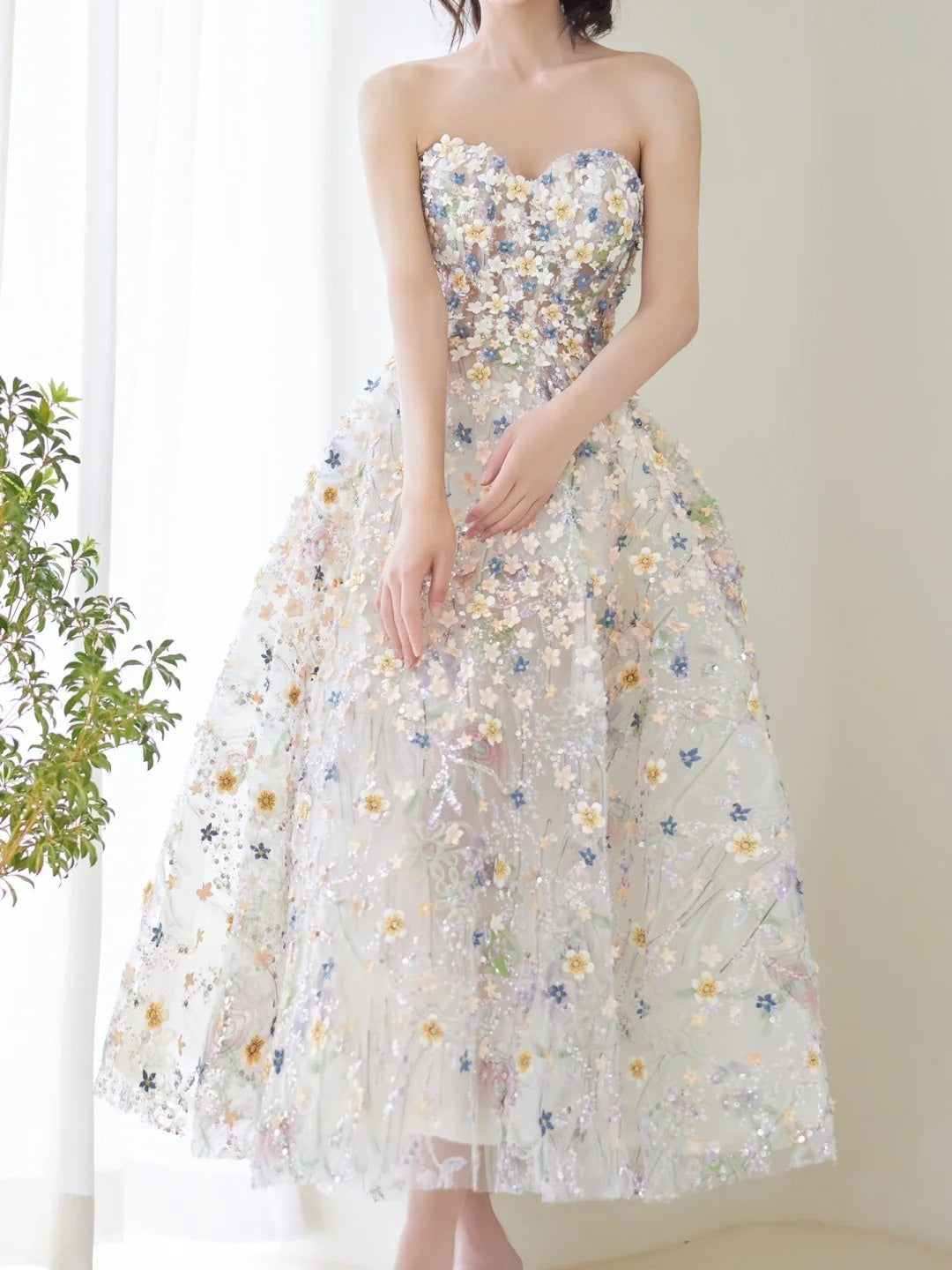 Robe de bal ravissante en tulle fleuri, décolleté cœur, longueur thé, inspiration tenue de soirée N303