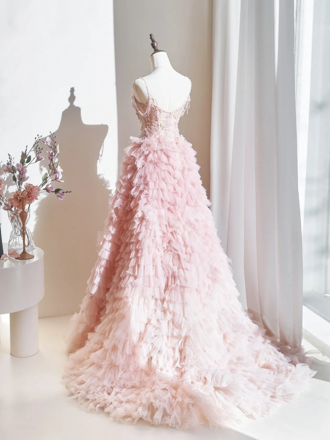 Niedliches Ballkleid mit Spaghettiträgern, zartrosa Tüll, langes Abendkleid, Inspiration für formelle Partykleider, Ballkleid N235