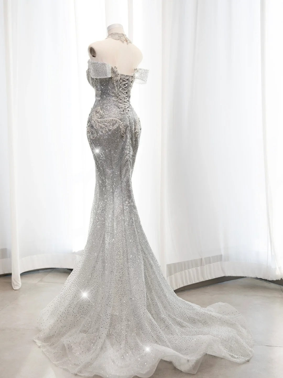 Robe de mariée sirène style conte de fées, épaules dénudées, sequins blancs et corsage perlé, coupe ajustée, référence N673