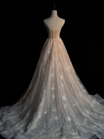 Robe de mariée longue en tulle et dentelle blanche, coupe trapèze, décolleté cœur, ornée d'appliqués, style féérique automnal, référence N677