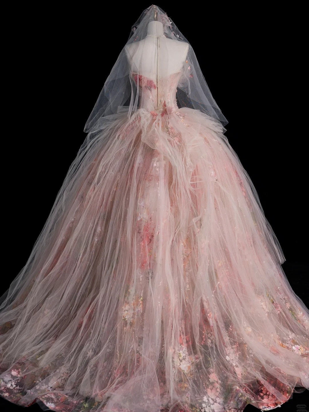 Elegantes, trägerloses Ballkleid aus rosa Tüll mit Blumenmuster – Inspiration für festliche Anlässe und Prinzessinnen-Abendkleider N756