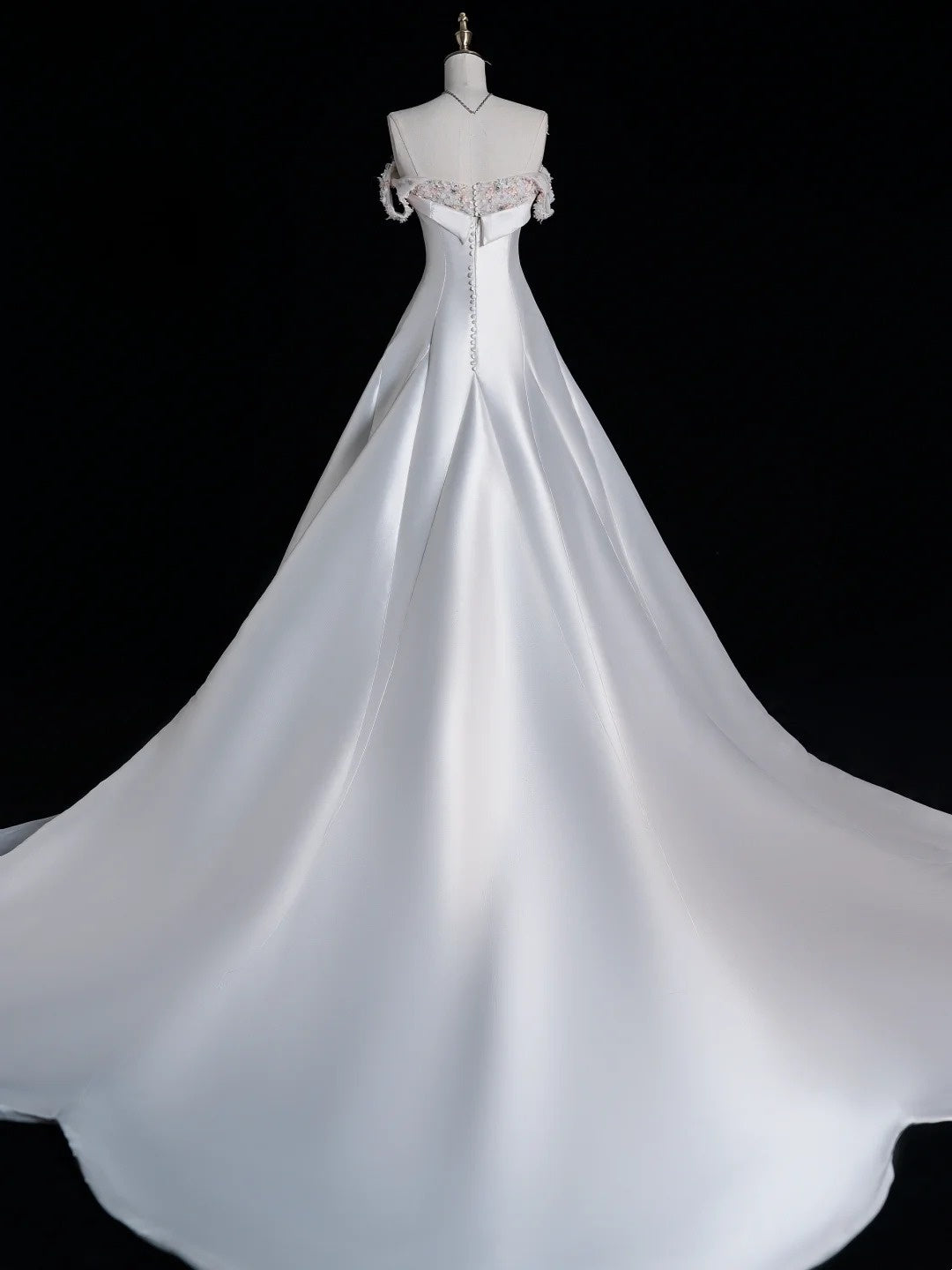 Robe de mariée féerique, style bal, bustier cœur en satin blanc pailleté avec corsage perlé et traîne, coupe ajustée, référence N649