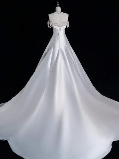 Robe de mariée féerique, style bal, bustier cœur en satin blanc pailleté avec corsage perlé et traîne, coupe ajustée, référence N649