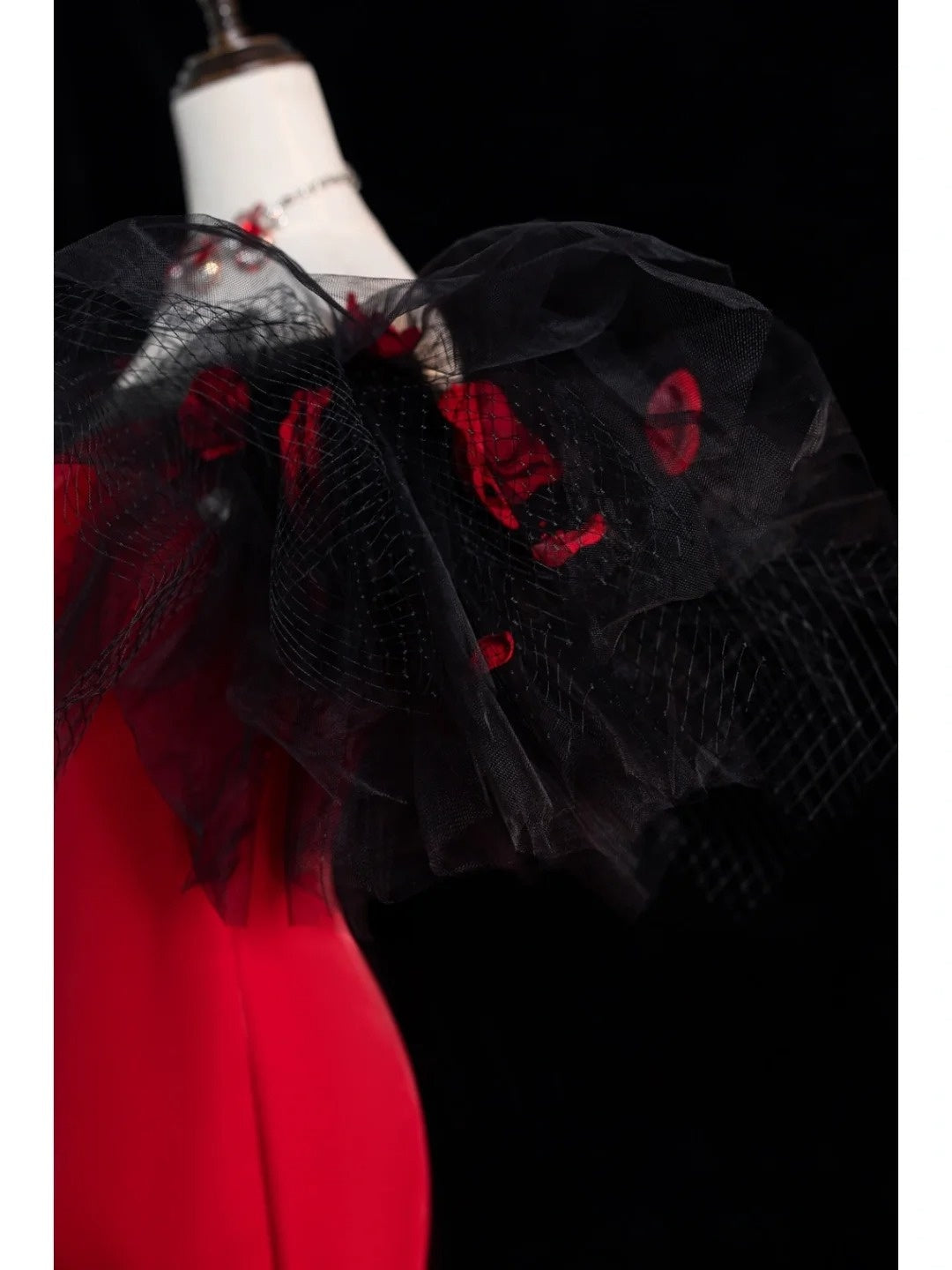 Elegantes, schulterfreies, rotes Satinkleid mit Ärmeln in Meerjungfrauen-Länge – Inspiration für lange Ballkleider N1217