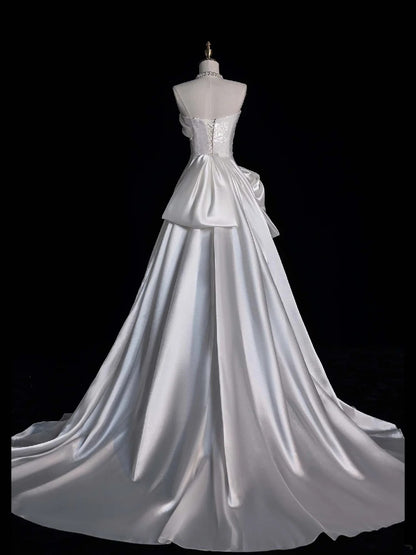 Robe de mariée fourreau élégante de princesse, sans bretelles, blanche à sequins avec traîne en satin, courte, style féerique, idéale pour un mariage d'été (N668)