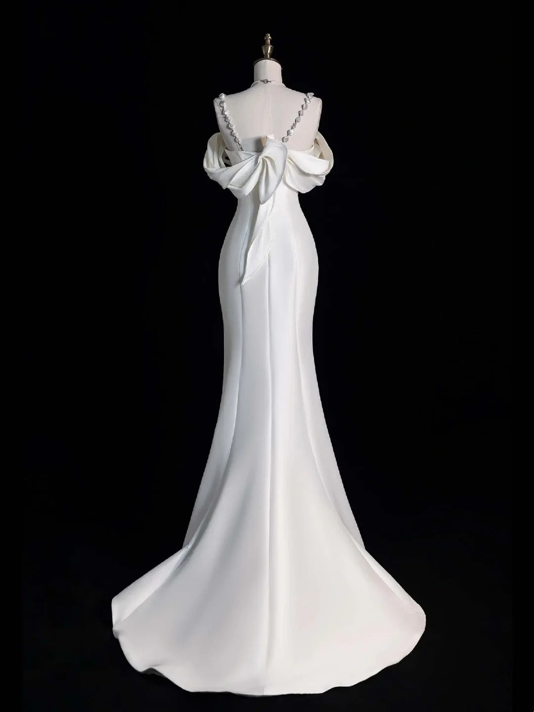 Robe de mariée sirène modeste en satin blanc, décolleté en cœur, bretelles et manches longues, style féerique, idéale pour un mariage d'automne (N514)